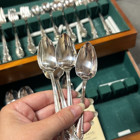 1847 Rogers Bros. Reflection 60pc silver plate flatware set - Picture 11 of 17